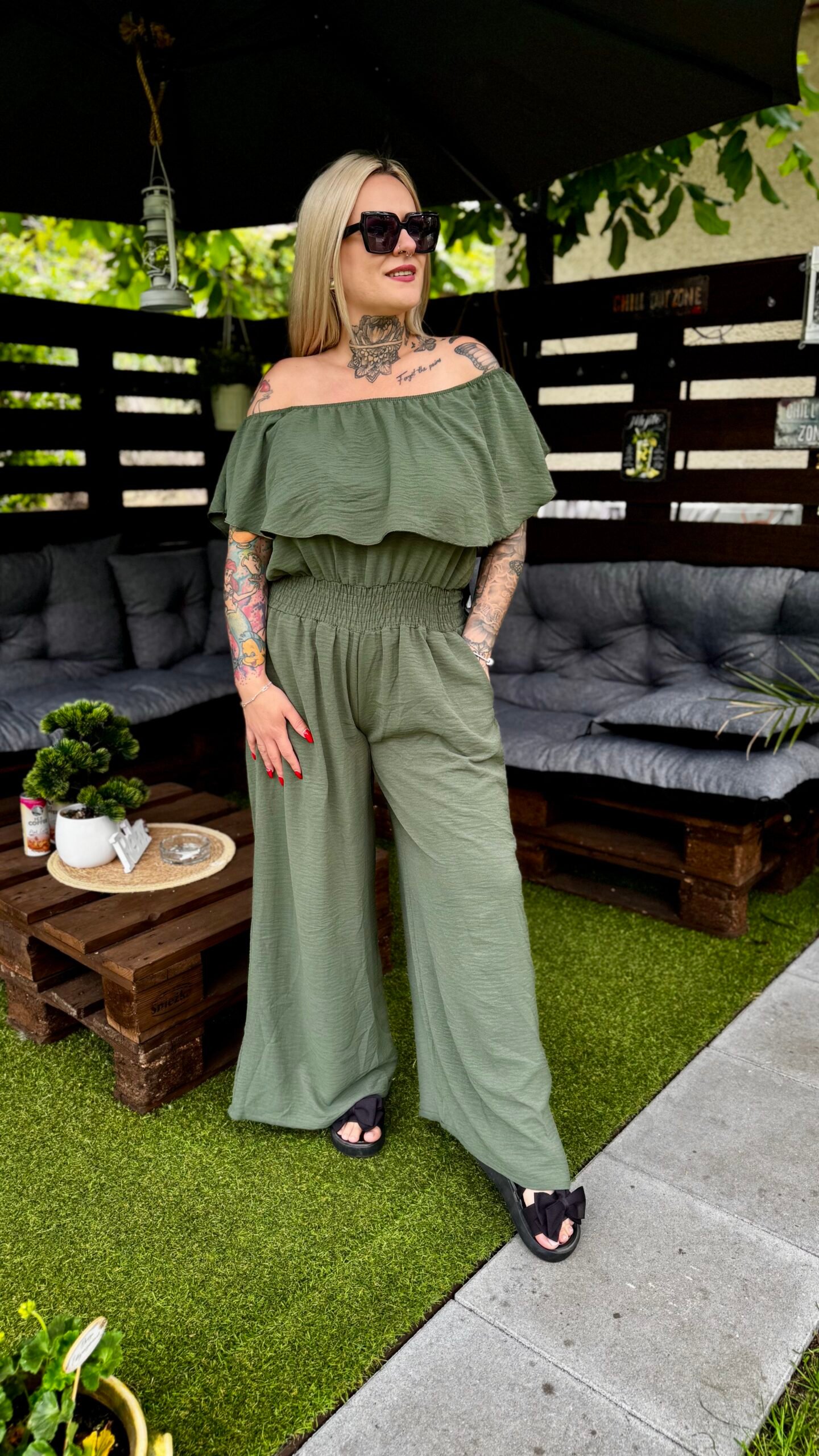 Mila overál khaki